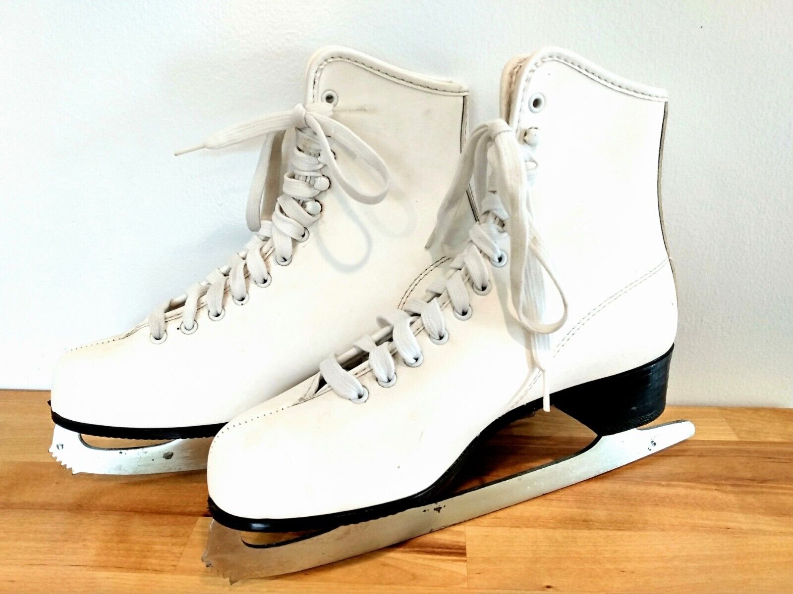 Royal Canadian Woman's Ice-skates White Size 8/ Canada